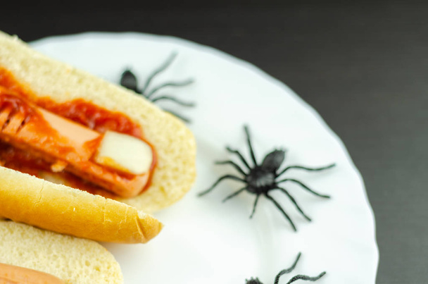 Ürpertici Halloween hotdog parmak siyah masada, parti gıda - Fotoğraf, Görsel