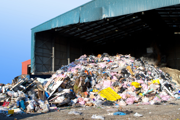 rifiuti accumulati in un centro di gestione dei rifiuti
 - Foto, immagini