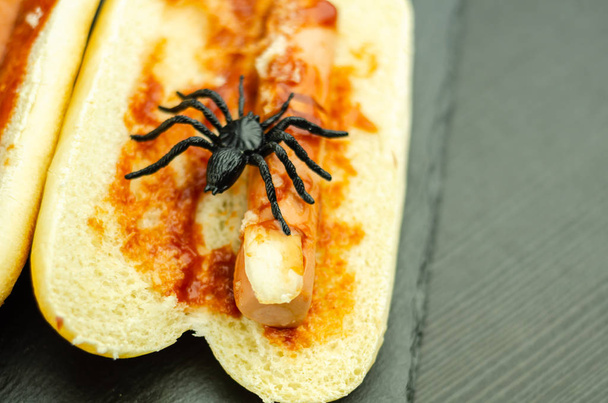 Straszne Halloween hotdog palce na czarny stół, partii żywności - Zdjęcie, obraz