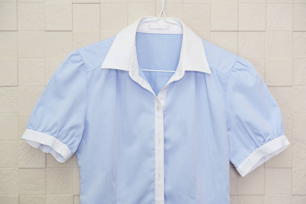 stylisches Hemd hängt am Kleiderbügel - Foto, Bild