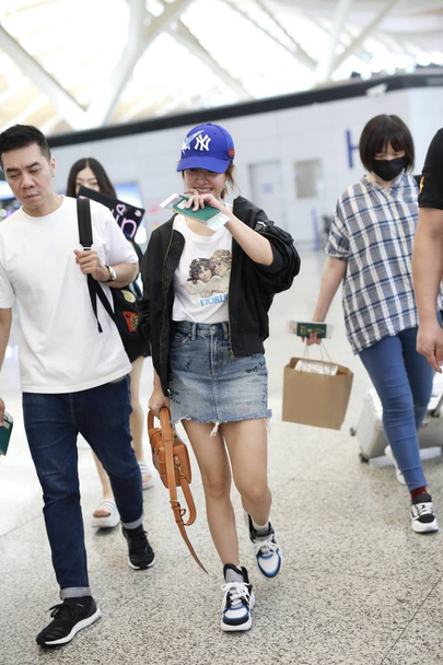 Taiwanese singer Jolin Tsai arrives at the Shanghai Pudong International Airport before departure in Shanghai, China, 12 August 2018. - Foto, immagini