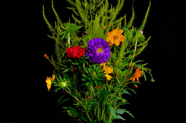 boeket van bloemen op zwarte achtergrond - Foto, afbeelding