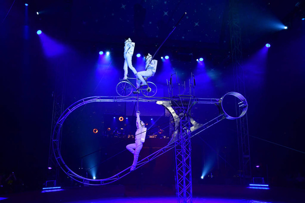 Les Mureaux; Fransa - 14 Ekim 2018: acrobat sirk festivali - Fotoğraf, Görsel