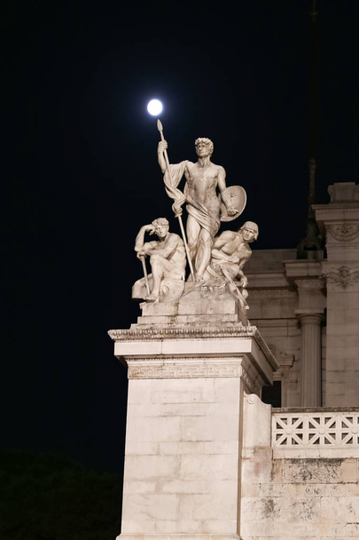 Statua in Altare della Patria a Roma Città, Italia
 - Foto, immagini