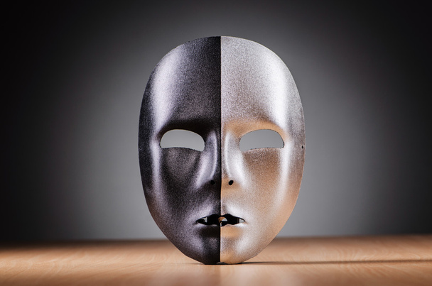 Maske vor dunklem Hintergrund - Foto, Bild