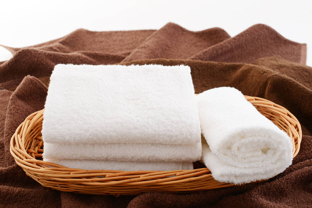 ručníky bílé lázně v košíku - Fotografie, Obrázek