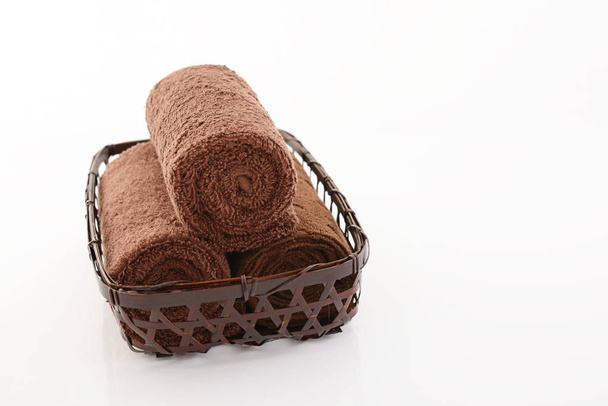 Handtücher in einem Korb zusammengerollt - Foto, Bild