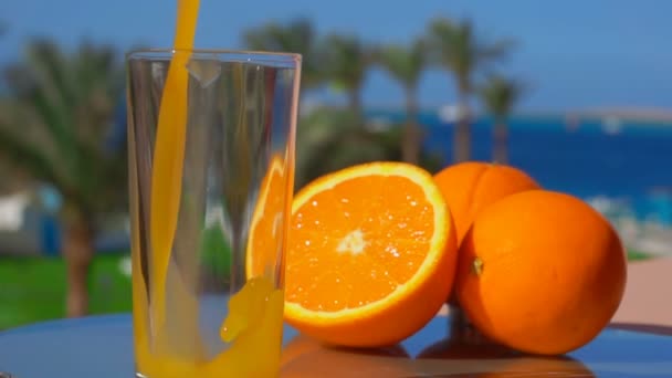 Zumo de naranja vertido en un vaso
 - Metraje, vídeo