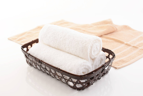 Свернутые полотенца в корзину
 - Фото, изображение