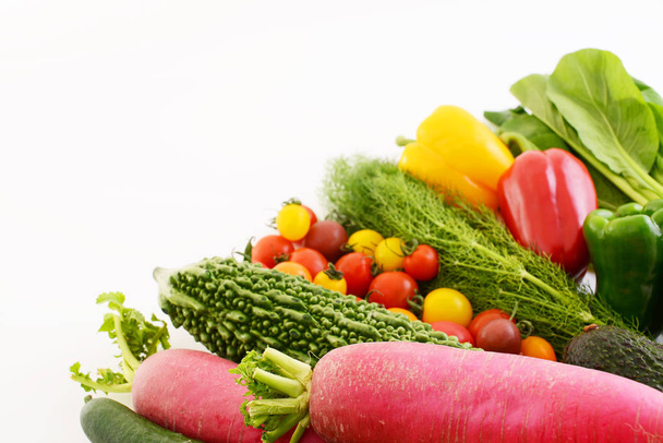 Свіжі та різноманітні овочі на білому тлі
 - Фото, зображення