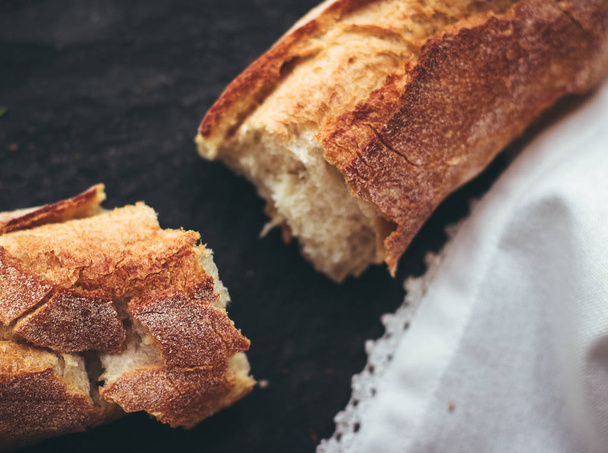 conceito caseiro de comida e pastelaria - receita de pão de trigo integral rústico, visuais elegantes
 - Foto, Imagem