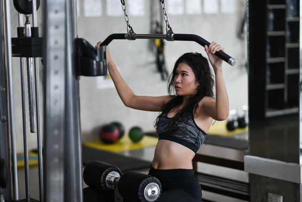 sportu dziewczyna ćwiczeń na siłowni - Zdjęcie, obraz