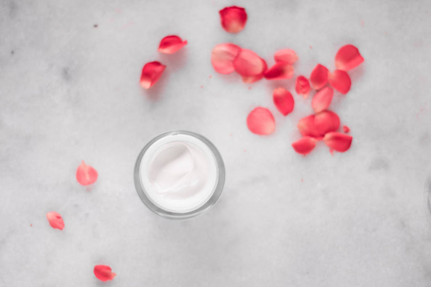 люкс крем для лица и лепестки роз - косметика с цветами в стиле красоты, элегантные визуальные эффекты
 - Фото, изображение
