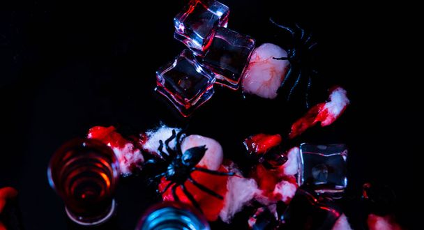 cocktails effrayants de fête d'Halloween avec du sang, des araignées et des glaçons, boissons à la fête
 - Photo, image