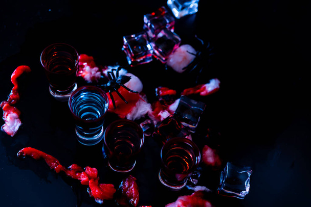 straszne halloween party koktajle z krwi, pająki i kostkami lodu, napoje party - Zdjęcie, obraz