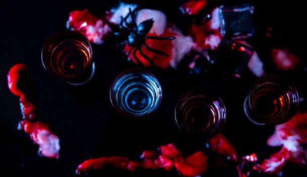 ανατριχιαστικός Απόκριες πάρτι κοκτέιλ με αίμα, αράχνες και παγάκια, ποτά στο κόμμα - Φωτογραφία, εικόνα