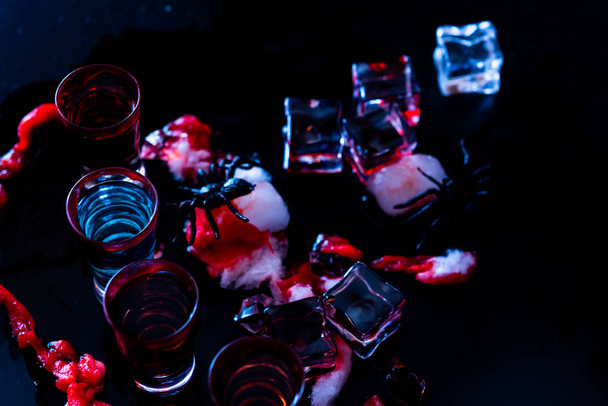 espeluznante fiesta de Halloween cócteles con sangre, arañas y cubitos de hielo, bebidas en la fiesta
 - Foto, imagen