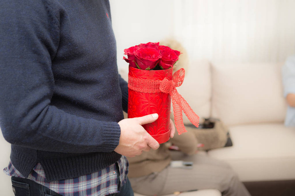 um homem com uma caixa de flores, pronto para apresentar a um ente querido
. - Foto, Imagem