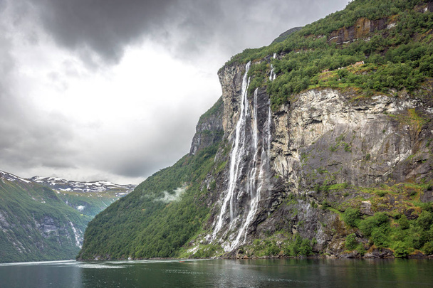 Una cascata in mezzo ai fiordi della Norvegia in una giornata nuvolosa e piovosa
 - Foto, immagini