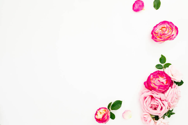 Floral κορνίζα με ροζ λουλούδια και τα φύλλα σε λευκό φόντο. Επίπεδη lay, κορυφαία προβολή. - Φωτογραφία, εικόνα