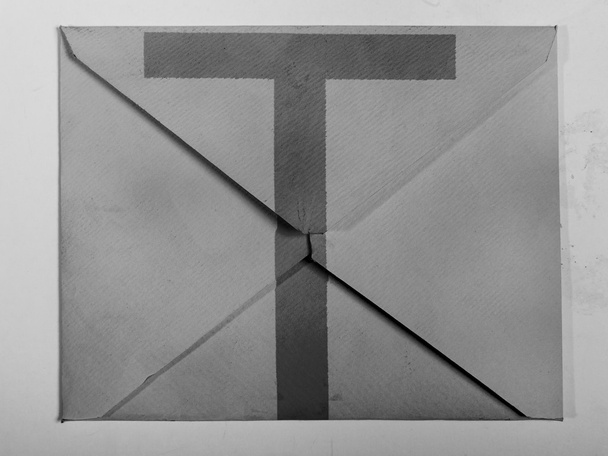 Lettre T peinte sur enveloppe grise
 - Photo, image