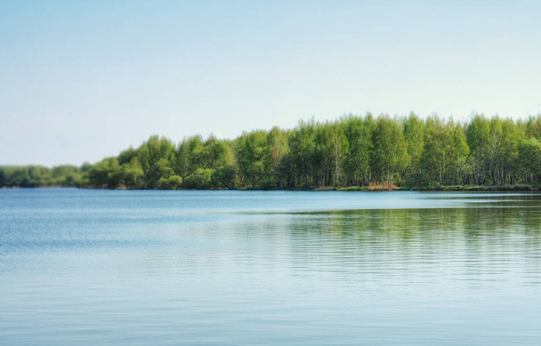 výhledem na jezero – cestování, přírody a wellness koncept, elegantní obraz - Fotografie, Obrázek