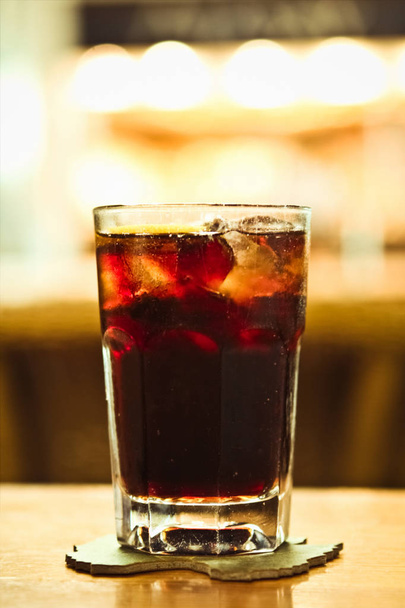 Drinks, Cocktails und festliches Konzept - Softdrink in der Bar, elegante Optik - Foto, Bild