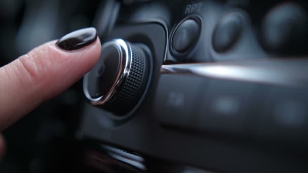 Primo piano. Le dita femminili premono il pulsante di avvio e regolano il rullo del volume nell'auto 4K Slow Mo
 - Filmati, video