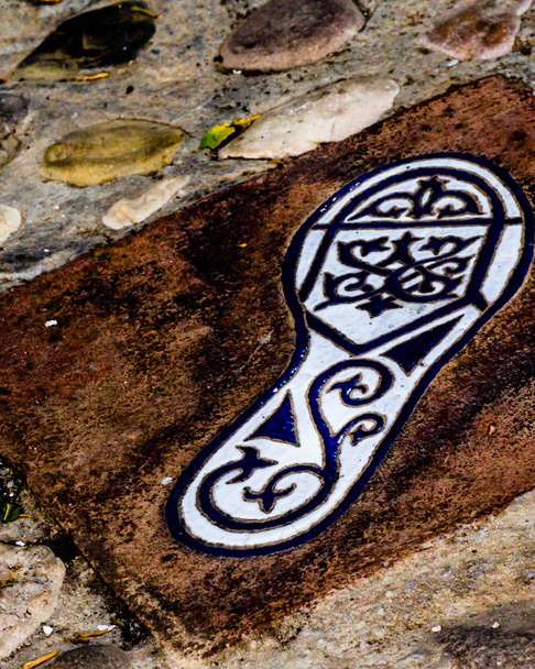 Плитка керамічна з елементом відображенням людиною пішохідного декоративний елемент, що веде уздовж туристська стежка в історичних іспанського містечка, туризм - Фото, зображення