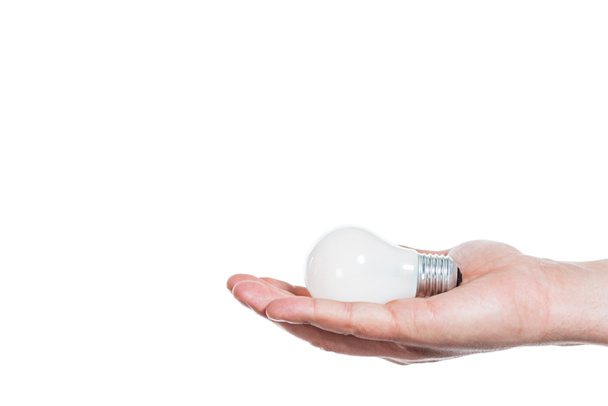 abgeschnittene Ansicht der Leuchtstofflampe in der Hand des Menschen isoliert auf weiß, Energieeffizienzkonzept - Foto, Bild