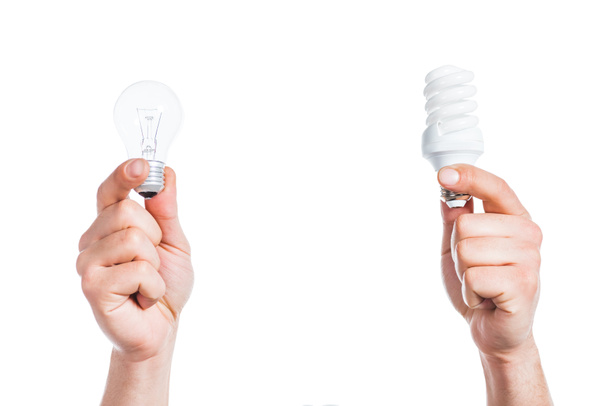 обрезанный вид мужских рук, держащих свинцовые и флуоресцентные лампы, изолированные на белом, концепция энергоэффективности
 - Фото, изображение
