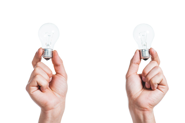 abgeschnittene Ansicht von LED-Lampen in Männerhänden isoliert auf weiß, Energieeffizienzkonzept - Foto, Bild