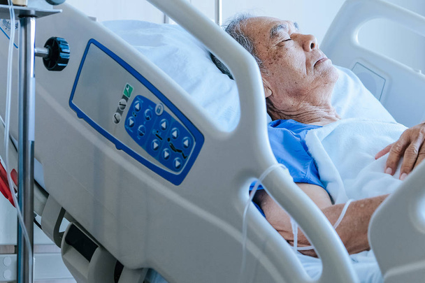 Pacientes de edad avanzada en cama de hospital - Foto, Imagen