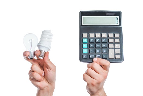 vista ritagliata di mani maschili che tengono le lampade a led e fluorescenti accanto alla calcolatrice in mani isolate su bianco, concetto di efficienza energetica
 - Foto, immagini