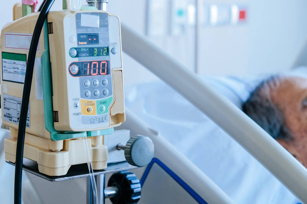 immagine della pompa per infusione con pazienti anziani in letto d'ospedale, Assistenza medica
 - Foto, immagini