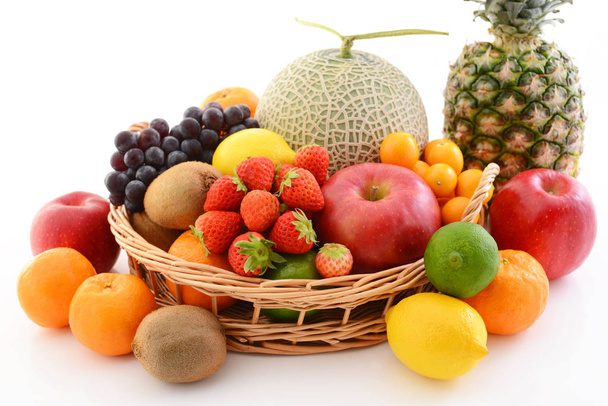 Deliciosas y frescas frutas de variedad sobre fondo blanco
 - Foto, Imagen