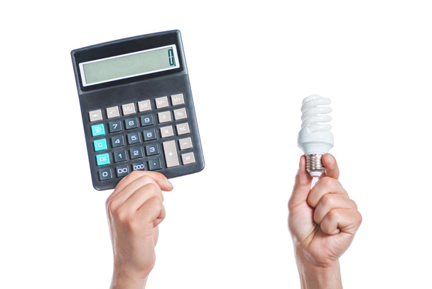 bijgesneden weergave van mannelijke handen met fluorescentielamp en rekenmachine in handen geïsoleerd op wit, energie-efficiëntie concept  - Foto, afbeelding