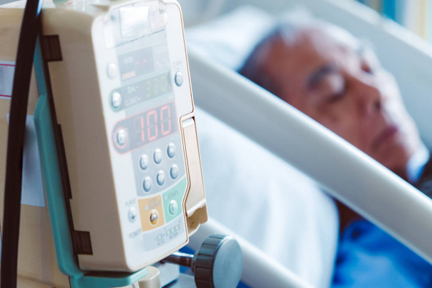 obraz z pompy infuzyjnej w podeszłym wieku w szpitalnym łóżku, Medical Care - Zdjęcie, obraz