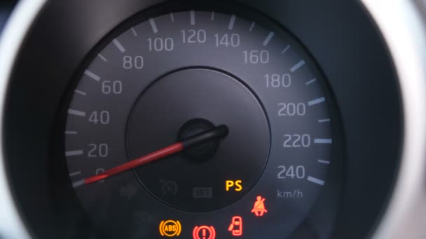 Közelről. A sebességmérő panel világít. A piros nyíl a maximális emelkedik, és csökkenti a kezdő pozíció 4k lassú Mo - Felvétel, videó