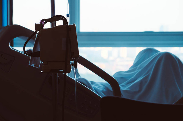 εικόνα της αντλίας έγχυσης με ηλικιωμένους ασθενείς στο κρεβάτι του στο νοσοκομείο, ιατρική περίθαλψη - Φωτογραφία, εικόνα