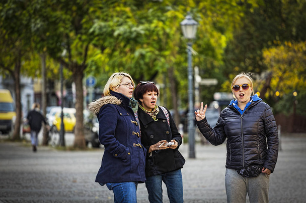 Φίλοι της εταιρείας κορίτσια σε μια βόλτα σε μια σύγχρονη ευρωπαϊκή πόλη - Φωτογραφία, εικόνα