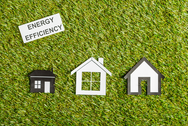 το Top view χαρτί σπίτια κοντά κάρτα με γράμματα, ενεργειακής απόδοσης στο σπίτι έννοια - Φωτογραφία, εικόνα