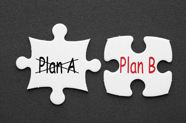 Terv A, B-terv szöveg 2 db papír puzzle-fekete háttér. Üzleti koncepció, stratégiai megoldások ötletek - Fotó, kép