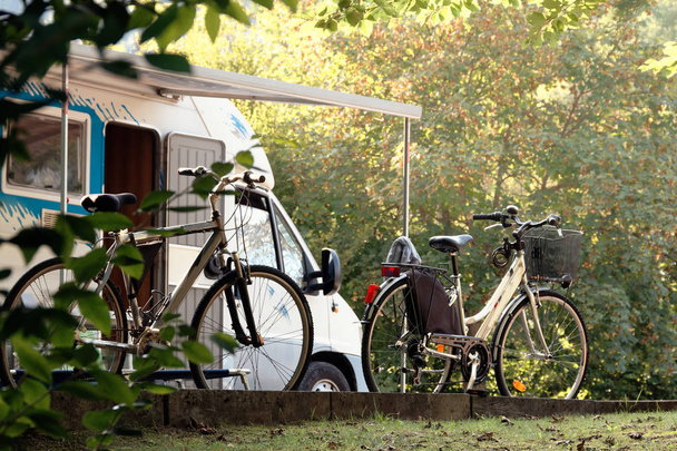 Barcis, Pordenone, Włochy, a malownicze miejsce camping turystycznych parking przez samochody i rowery - Zdjęcie, obraz