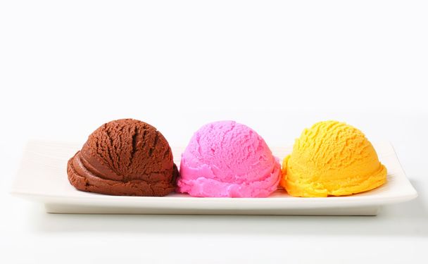 Colheres de sorvete no prato
 - Foto, Imagem