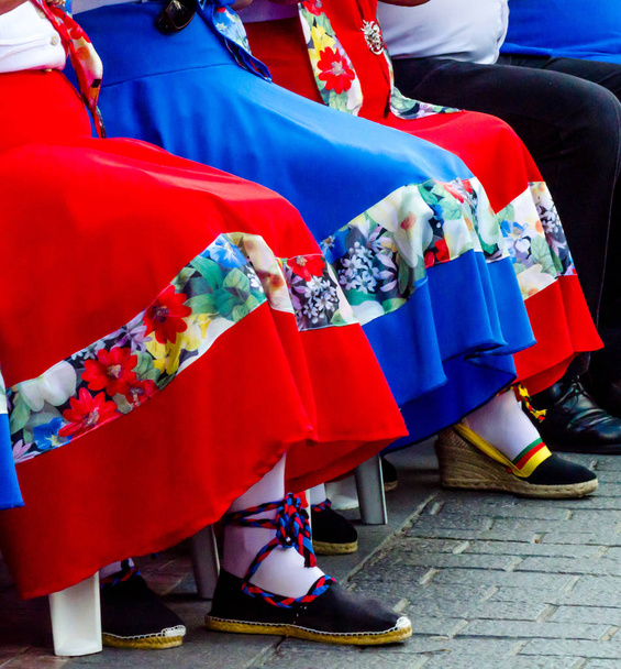 スペイン、ダンス シューズ、エスパドリーユの民族衣裳の伝統のカラフルな靴 - 写真・画像
