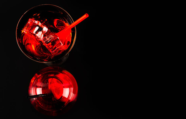 Červené osvěžující koktejl připravuje barman na černém pozadí, večírek - Fotografie, Obrázek