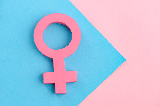Female gender sign and arrow - Фото, зображення