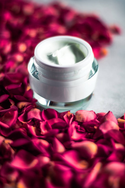 люкс крем для лица и лепестки роз - косметика с цветами в стиле красоты, элегантные визуальные эффекты
 - Фото, изображение