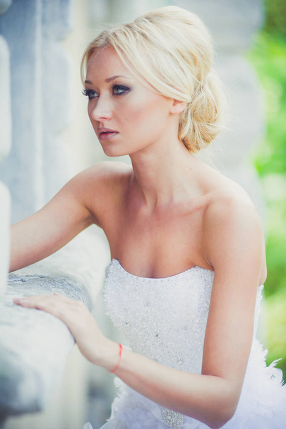 Belle mariée sensuelle blonde en robe de mariée
  - Photo, image